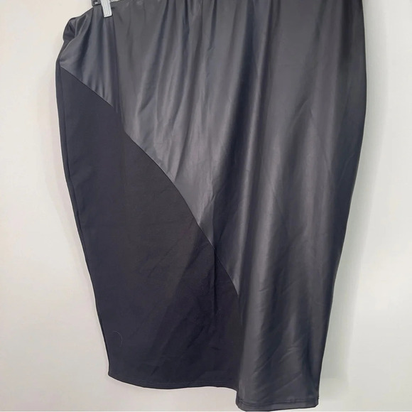 Fashion to Figure Faux Leather Pencil Skirt in Size 2 - Picture 3 of 3